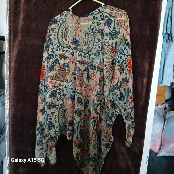 Elegant cape/wrap - Picture 3 of 5